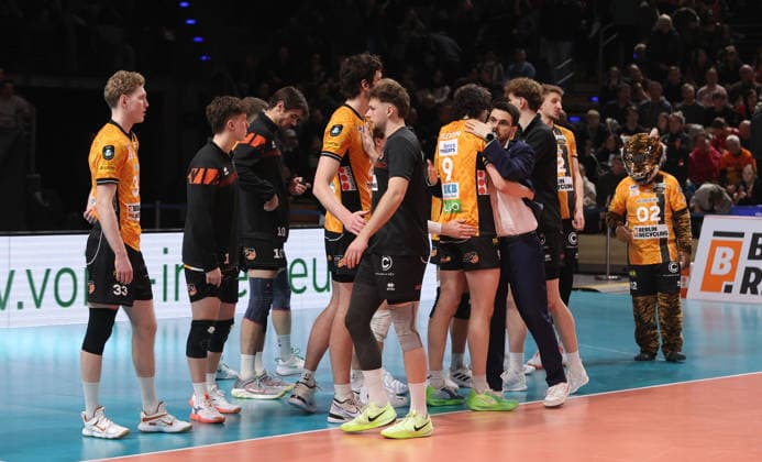 Trainer Alexandre Leal tröstet Nolan Flexen, Mannschaft der BR Volleys enttäuscht nach Spielende Enttäuschung Volleyball CEV Champions League Herren Saison 2025 2026 18.02.2026 BR Volleys Berlin BRV vs. Sir Sicoma Monini Perugia