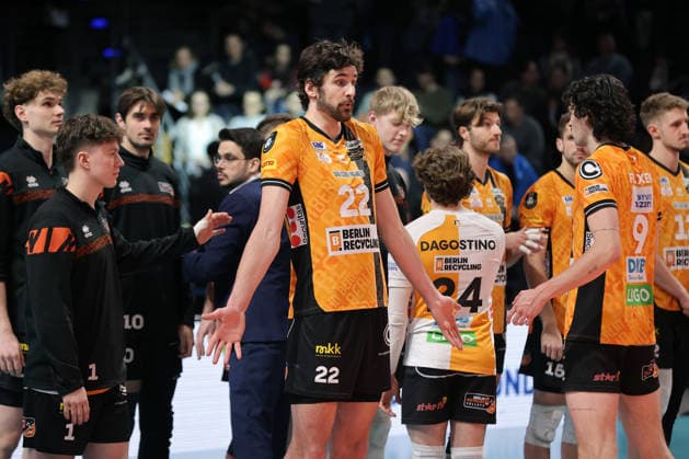 vorn Jake Hanes, Kyle Dagostino, Nolan Flexen, Mannschaft der BR Volleys enttäuscht nach Spielende Enttäuschung Volleyball CEV Champions League Herren Saison 2025 2026 18.02.2026 BR Volleys Berlin BRV vs. Sir Sicoma Monini Perugia