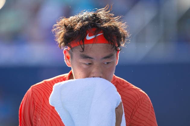 2026 Delray Beach Open - Day 3 - Coleman Wong (Hong Kong) Vs Brandon Nakashima (USA) Coleman Wong of Hong Kong uses a towel against Brandon Nakashima of the USA during their match on Day 3 of the Delray Beach Open at the Delray Tennis Center in Delray Beach, Florida, on February 18, 2026. Delray Beach FL United States  Copyright: xMauricioxPaizx originalFilename:paiz-2026delr260218_nppsf.jpg