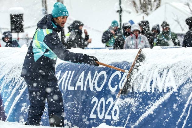 ITALY, LOMBARDY - FEBRUARY 19, 2026: An employee brushes snow off the barriers in the men s ski mountaineering sprint semifinals during the 2026 Winter Olympic Games, Olympische Spiele, Olympia, OS on the Stelvio slope of the Bormio Ski Resort in Bormio, Province of Sondrio. Mikhail Tereshchenko TASS  88945386