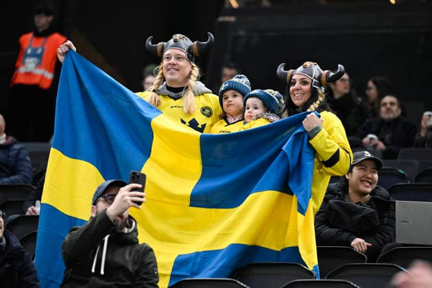 MILAN, ITALY 20260219 Swedish supporters before the women s bronze medal match in Ice hockey, Eishockey between Switzerland and Sweden at the Santagiulia Arena during the Milan Olympics. *** The image is included in the SPORTS PACKAGE. For others PAID IMAGE *** MILANO ITALY x10070x *** MILAN, ITALY 20260219 Swedish supporters before the women s bronze medal match in ice hockey between Switzerland and Sweden at the Santagiulia Arena during the Milan Olympics The image is included in the SPORTS PACKAGE For others PAID IMAGE MILANO ITALY x10070x  Copyright: xJessicaxGow TTx 2026 OLYMPICS ICE HOCKEY SWITZERLAND-SWEDEN BRONZE MATCH