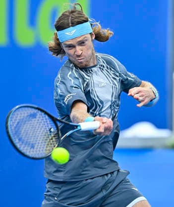ATP, Tennis Herren Qatar Exxonmobil Open-Quarter Final Andrey Rublev of Russia competes against Stefanos Tsitsipas of Greece in the Quarter final at the ATP men s Qatar ExxonMobil Open 2026 tennis tournament at the Khalifa International Tennis Complex in Doha, Qatar, on February 19, 2026. DOHA Qatar Copyright: xNOUSHADx