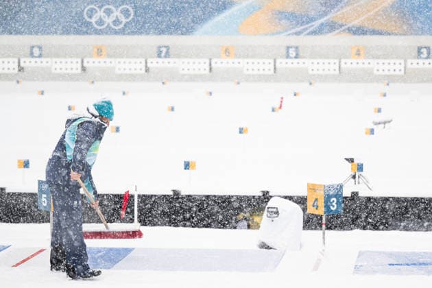 260219 A volunteer sweeps snow of the mats at the shooting range at a biathlon training session during day 13 of the 2026 Winter Olympics on February 19, 2026 in Anterselva. Photo: Mathias Bergeld BILDBYRAN kod MB MB1338 skidskytte biathlon skiskyting Olympic Games, Olympische Spiele, Olympia, OS olympics winter olympics os ol olympiska spel vinter-os olympiske leker milano cortina 2026 milan cortina 2026 milano cortina 2026 olympic games milano cortina 2026 winter olympic games milano cortina-os milano cortina-ol vinter-ol 13 bbeng träning training genre snö snöfall sopa *** 260219 A volunteer sweeps snow of the mats at the shooting range at a biathlon training session during day 13 of the 2026 Winter Olympics on February 19, 2026 in Anterselva Photo Mathias Bergeld BILDBYRAN code MB MB1338 biathlon biathlon biathlon olympic games olympics olympics winter olympics os ol olympic games winter os olympic games milano cortina 2026 milan cortina 2026 milano cortina 2026 olympic games milano cortina 2026 winter olympic games milano cortina os milano cortina ol winter ol 13 bbeng training training genre snow snowfall sweep  Copyright: MATHIASxBERGELD BB260219MB010