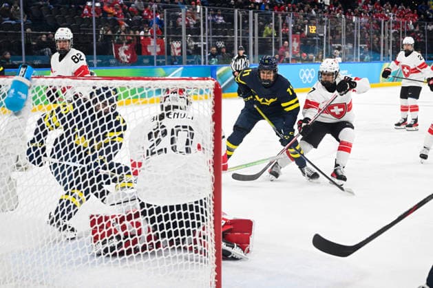 MILAN, ITALY 20260219 Switzerland goalie Andrea Brändli 20, Lara Stalder 7 and Lara Christen 17 against Sweden s Lina Ljungblom 25 and Josefin Bouveng 11 during the women s bronze medal match in Ice hockey, Eishockey between Switzerland and Sweden at the Santagiulia Arena during the Milan Olympics. *** The image is included in the SPORTS PACKAGE. For others PAID IMAGE *** MILANO ITALY x10070x *** MILAN, ITALY 20260219 Switzerland goalie Andrea Brändli 20, Lara Stalder 7 and Lara Christen 17 against Sweden s Lina Ljungblom 25 and Josefin Bouveng 11 during the women s bronze medal match in ice hockey between Switzerland and Sweden at the Santagiulia Arena during the Milan Olympics The image is included in the SPORTS PACKAGE For others PAID IMAGE MILANO ITALY x10070x  Copyright: xJessicaxGow TTx 2026 OLYMPICS ICE HOCKEY SWITZERLAND-SWEDEN BRONZE MATCH
