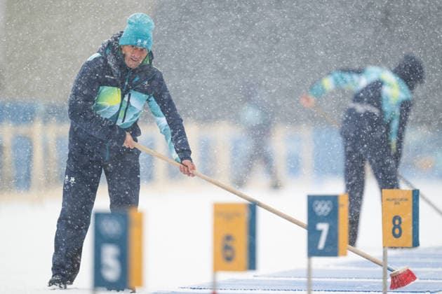 260219 A volunteer sweeps snow of the mats at the shooting range at a biathlon training session during day 13 of the 2026 Winter Olympics on February 19, 2026 in Anterselva. Photo: Mathias Bergeld BILDBYRAN kod MB MB1338 skidskytte biathlon skiskyting Olympic Games, Olympische Spiele, Olympia, OS olympics winter olympics os ol olympiska spel vinter-os olympiske leker milano cortina 2026 milan cortina 2026 milano cortina 2026 olympic games milano cortina 2026 winter olympic games milano cortina-os milano cortina-ol vinter-ol 13 bbeng träning training genre snö snöfall sopa *** 260219 A volunteer sweeps snow of the mats at the shooting range at a biathlon training session during day 13 of the 2026 Winter Olympics on February 19, 2026 in Anterselva Photo Mathias Bergeld BILDBYRAN code MB MB1338 biathlon biathlon biathlon olympic games olympics olympics winter olympics os ol olympic games winter os olympic games milano cortina 2026 milan cortina 2026 milano cortina 2026 olympic games milano cortina 2026 winter olympic games milano cortina os milano cortina ol winter ol 13 bbeng training training genre snow snowfall sweep  Copyright: MATHIASxBERGELD BB260219MB032
