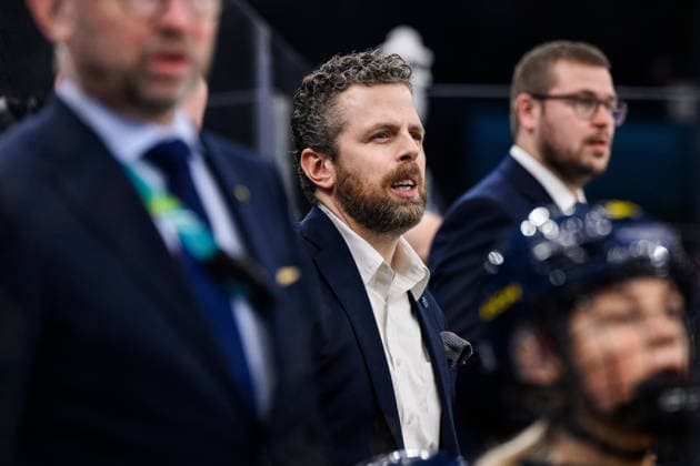 260219 Head coach Ulf Lundberg of Sweden in the women s Ice hockey, Eishockey bronze medal game between Switzerland and Sweden during day 13 of the 2026 Winter Olympics on February 19, 2026 in Milan. Photo: Carl Sandin BILDBYRAN kod CS EW0642 ishockey ice hockey Olympic Games, Olympische Spiele, Olympia, OS olympics winter olympics os ol olympiska spel vinter-os olympiske leker milano cortina 2026 milan cortina 2026 milano cortina 2026 olympic games milano cortina 2026 winter olympic games milano cortina-os milano cortina-ol vinter-ol 13 bbeng sverige sweden switzerland schweiz dam bronsmatch *** 260219 Head coach Ulf Lundberg of Sweden in the women s ice hockey bronze medal game between Switzerland and Sweden during day 13 of the 2026 Winter Olympics on February 19, 2026 in Milan Photo Carl Sandin BILDBYRAN kod CS EW0642 ishockey ice hockey olympic games olympics winter olympics os ol olympiska spel vinter os olympiske leker milano cortina 2026 milan cortina 2026 milano cortina 2026 olympic games milano cortina 2026 winter olympic games milano cortina os milano cortina ol vinter ol 13 bbeng sverige sweden switzerland schweiz dam bronsmatch  Copyright: CARLxSANDIN BB260219CS039