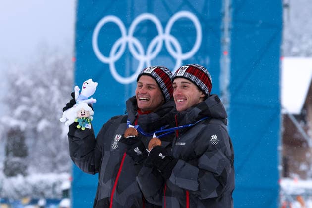 Olympische Winterspiele Milano Cortina 2026 Nordische Kombination Teamsprint am 19.02.2026 im Tesero Cross-Country Skiing Stadium in Cortina d™Ampezzo Stefan Rettenegger ( Österreich ), links - Johannes Lamparter ( Österreich ), rechts gewinnen die Bronze Medaille *** Olympic Winter Games Milano Cortina 2026 Nordic Combined Team Sprint on 19 02 2026 at the Tesero Cross Country Skiing Stadium in Cortina d™Ampezzo Stefan Rettenegger Austria , left Johannes Lamparter Austria , right win the bronze medal xMSx