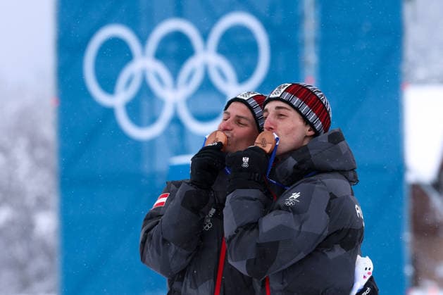 Olympische Winterspiele Milano Cortina 2026 Nordische Kombination Teamsprint am 19.02.2026 im Tesero Cross-Country Skiing Stadium in Cortina d™Ampezzo Stefan Rettenegger ( Österreich ), links - Johannes Lamparter ( Österreich ), rechts gewinnen die Bronze Medaille *** Olympic Winter Games Milano Cortina 2026 Nordic Combined Team Sprint on 19 02 2026 at the Tesero Cross Country Skiing Stadium in Cortina d™Ampezzo Stefan Rettenegger Austria , left Johannes Lamparter Austria , right win the bronze medal xMSx