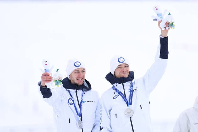 Olympische Winterspiele Milano Cortina 2026 Nordische Kombination Teamsprint am 19.02.2026 im Tesero Cross-Country Skiing Stadium in Cortina d™Ampezzo Ilkka Herola ( Finnland ), links - Eero Hirvonen ( Finnland ), rechts gewinnnen die Silber Medaille *** Olympic Winter Games Milano Cortina 2026 Nordic Combined Team Sprint on 19 02 2026 at the Tesero Cross Country Skiing Stadium in Cortina d™Ampezzo Ilkka Herola Finland , left Eero Hirvonen Finland , right win the silver medal xMSx
