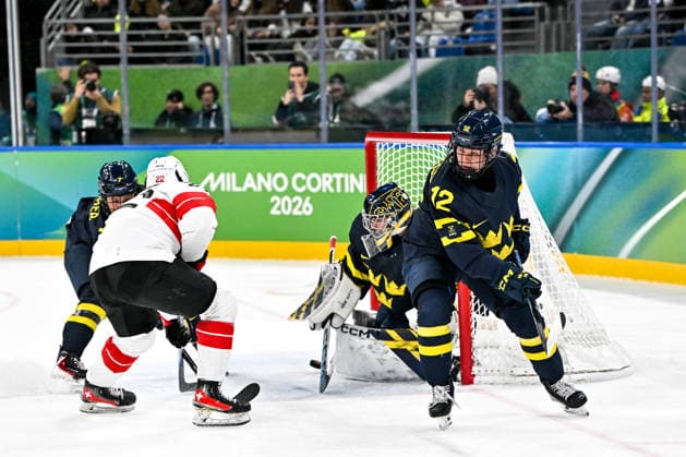 19 02 2026, Milano, Santa Giulia Ice hockey, Eishockey Arena, Winter Olympics: Bronze Final Switzerland - Sweden (Ice Hockey Women), Sinja Leemann of Switzerland scores a goal against goalkeeper Ebba Svensson Traff of Sweden Milano Santa Giulia Ice Hockey Arena Lombardy Italy *** 19 02 2026, Milano, Santa Giulia Ice Hockey Arena, Winter Olympics Bronze Final Switzerland Sweden Ice Hockey Women , Sinja Leemann of Switzerland scores a goal against goalkeeper Ebba Svensson Traff of Sweden Milano Santa Giulia Ice Hockey Arena Lombardy Italy Copyright: xJustPictures.ch AndreaxBrancax jp-en-AnBr-AB-AAB_820319022026