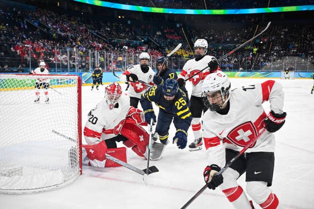 MILANO, ITALIEN 20260219 Schweiz malvakt Andrea Brändli 20, Alina Muller 25, Alessia Baechler 82 och Lara Christen 17 mot Sveriges Sofie Lundin 17 och Lina Ljungblom 25 under damernas bronsmatch i ishockey mellan Schweiz och Sverige i Santagiulia Arena under OS i Milano. *** Bilden ingar i SPORTPAKET. För övriga BETALBILD *** MILANO ITALIEN x10070x *** MILANO, ITALY 20260219 Switzerlands goalkeeper Andrea Brändli 20, Alina Muller 25, Alessia Baechler 82 and Lara Christen 17 against Swedens Sofie Lundin 17 and Lina Ljungblom 25 during the womens ice hockey bronze medal match between Switzerland and Sweden at the Santagiulia Arena during the Milan Olympics Picture in SPORTPAKET For others PAYPICTURE MILANO ITALY x10070x  Copyright: xJessicaxGow TTx OS 2026 ISHOCKEY SCHWEIZ-SVERIGE BRONSMATCH