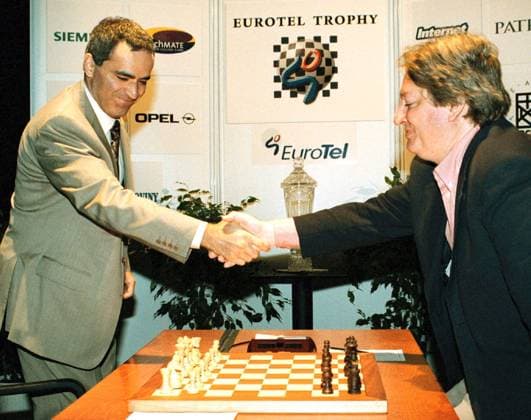***FILE PHOTO*** An exhibition chess match: Dutch chess grandmaster Jan Timman (right) against Russian chess grandmaster Garry Kasparov (left), in Prague, Czech Republic, on September 6, 1998. (CTKxPhoto TomasxZelezny) CTKPhotoFO00103006  CTKPhotoFO00103006