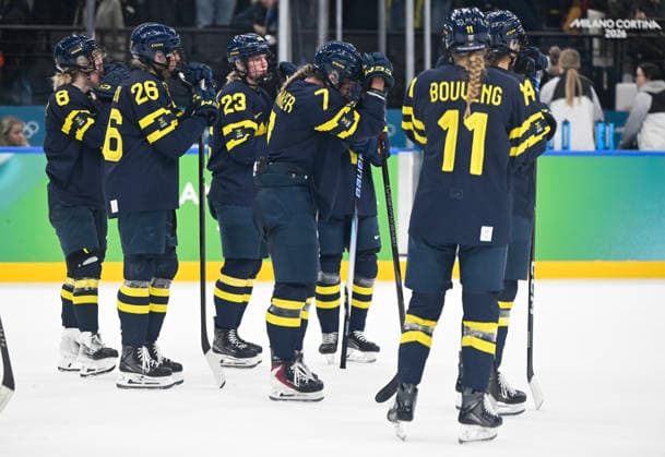 MILANO, ITALIEN 20260219 Sveriges trupp deppar efter förlusten i damernas bronsmatch i ishockey mellan Schweiz och Sverige i Santagiulia Arena under OS i Milano. *** Bilden ingar i SPORTPAKET. För övriga BETALBILD *** MILANO ITALIEN x10070x *** MILANO, ITALY 20260219 Swedens squad is depressed after the loss in the womens ice hockey bronze medal match between Switzerland and Sweden in the Santagiulia Arena during the Milan Olympics Picture in SPORTPAKET For others PAYPICTURE MILANO ITALY x10070x  Copyright: xJessicaxGow TTx OS 2026 ISHOCKEY SCHWEIZ-SVERIGE BRONSMATCH