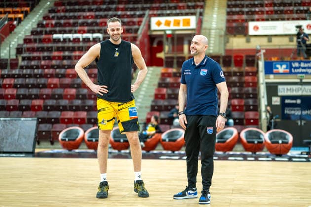 Jonas Wohlfarth-Bottermann (MHP RIESEN Ludwigsburg, 18), Milenko Bogicevic (Syntainics MBC, Head-Coach), kennen sich aus Zeiten von ALBA Berlin, GER, MHP Riesen vs. Syntainics MBC Weissenfels, Basketball Bundesliga, easycredit BBL, 21. Spieltag, Spielzeit 2025 2026, 19.02.2026, GER, MHP Riesen vs. Syntainics MBC Weissenfels, Basketball Bundesliga, easycredit BBL, 21. Spieltag, Spielzeit 2025 2026, 19.02.2026 Ludwigsburg Copyright: xEibner-Pressefoto SaschaxWaltherx EP_EER