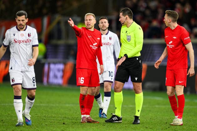 260219 Jon Dagur Thorsteinsson of Brann and Rade ObrenoviÄ, referee during the UEFA Europa League football match between Brann and Bologna on February 19, 2026 in Bergen. Photo: Marius Simensen BILDBYRAN COP 238 MM0056 bbeng brann bologna football fotball fotboll soccer uefa europa league Copyright: MARIUSxSIMENSEN BB260219ZN035