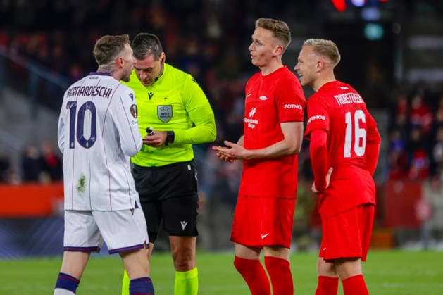 UEFA Europa League SK Brann Bologna Bergen 20260219 Bologna s Federico Bernardeschi is shown a yellow card by referee Rade Obrenovic after a tackle on Joachim Soltvedt during the UEFA Europa League match between SK Brann and Bologna at Brann Stadium Photo Paul S Amundsen NTB Bergen Norway EDITORIAL USE ONLY RESTRICTED USE FOR BETTING COMPANIES  Copyright: xPaulxS.xAmundsenx xNTBx