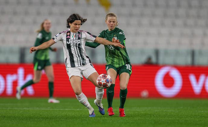 ITA, Wolfsburg, Juventus Turin vs VfL Wolfsburg, Women s Champions League, Fussball, UEFA, Spielzeit 2025 2026, Allianz Stadium, Playoffs, Rückspiel im Bild v.l.: Eva Schatzer (Juventus Turin Frauen 6), Justine Kvaleng Kielland (VfL Wolfsburg Frauen 18), Zweikampf DFB DFL REGULATIONS PROHIBIT ANY USE OF PHOTOGRAPHS AS IMAGE SEQUENCES AND OR QUASI-VIDEO, 19.02.2026 Copyright: HMBxMedia HendrikxHamelau