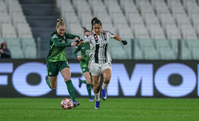 ITA, Wolfsburg, Juventus Turin vs VfL Wolfsburg, Women s Champions League, Fussball, UEFA, Spielzeit 2025 2026, Allianz Stadium, Playoffs, Rückspiel im Bild v.l.: Janina Minge (VfL Wolfsburg Frauen 6), Chiara Beccari (Juventus Turin Frauen 9) DFB DFL REGULATIONS PROHIBIT ANY USE OF PHOTOGRAPHS AS IMAGE SEQUENCES AND OR QUASI-VIDEO, 19.02.2026 Copyright: HMBxMedia HendrikxHamelau