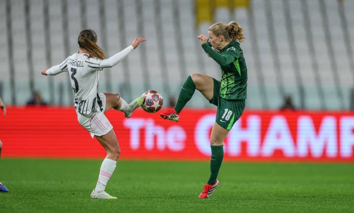 iITA, Wolfsburg, Juventus Turin vs VfL Wolfsburg, Women s Champions League, Fussball, UEFA, Spielzeit 2025 2026, Allianz Stadium, Playoffs, Rückspiel im Bild v.l.: Estela Carbonell (Juventus Turin Frauen 3), Justine Kvaleng Kielland (VfL Wolfsburg Frauen 18) DFB DFL REGULATIONS PROHIBIT ANY USE OF PHOTOGRAPHS AS IMAGE SEQUENCES AND OR QUASI-VIDEO, 19.02.2026 Copyright: HMBxMedia HendrikxHamelau