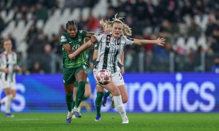 ITA, Wolfsburg, Juventus Turin vs VfL Wolfsburg, Women s Champions League, Fussball, UEFA, Spielzeit 2025 2026, Allianz Stadium, Playoffs, Rückspiel im Bild v.l.: Lineth Beerensteyn (VfL Wolfsburg Frauen 9), Mathilde Harviken (Juventus Turin Frauen 5) DFB DFL REGULATIONS PROHIBIT ANY USE OF PHOTOGRAPHS AS IMAGE SEQUENCES AND OR QUASI-VIDEO, 19.02.2026 Copyright: HMBxMedia HendrikxHamelau
