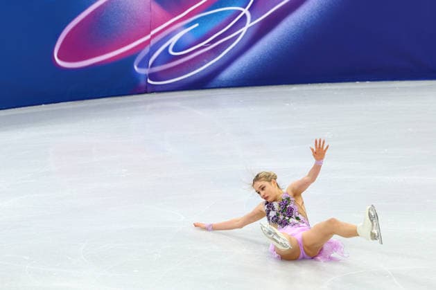 February 19, 2026, Milan, Lombardy, Italy: KIMMY REPOND of Switzerland falls during the warm up before the Women s Single Skating free program in the Figure skating, Eiskunstlauf at the Milano Cortina 2026 Winter Olympic Games, Olympische Spiele, Olympia, OS Milan Italy - ZUMAc179 20260219_oly_c179_107 Copyright: xMickaelxChavetx