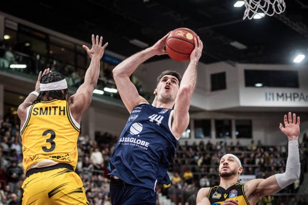 Jure Planinic (Syntainics MBC, 44) vorbei an Stefan Smith (MHP RIESEN Ludwigsburg, 03), dahinter noch Gavin Schilling (MHP RIESEN Ludwigsburg, 34) GER, MHP Riesen Ludwigsburg vs. Syntainics MBC, Basketball Bundesliga, easycredit BBL, 21. Spieltag, Spielzeit 2025 2026, 19.02.2026 GER, MHP Riesen Ludwigsburg vs. Syntainics MBC, Basketball Bundesliga, easycredit BBL, 21. Spieltag, Spielzeit 2025 2026, 19.02.2026 Ludwigsburg Copyright: xSandyxDinkelackerx EP_SDR
