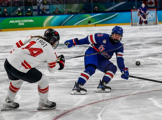 United States Grace Zumwinkle (13) and Canada s Renata Fast (14) go for the puck in the first period of the Women s Hockey Gold Medal Game between Canada and the USA at the Milano Santagiulia Ice hockey, Eishockey Arena in Milan, Italy, on Thursday, February 19, 2026.  OLY20260219305 AARONxJOSEFCZYK