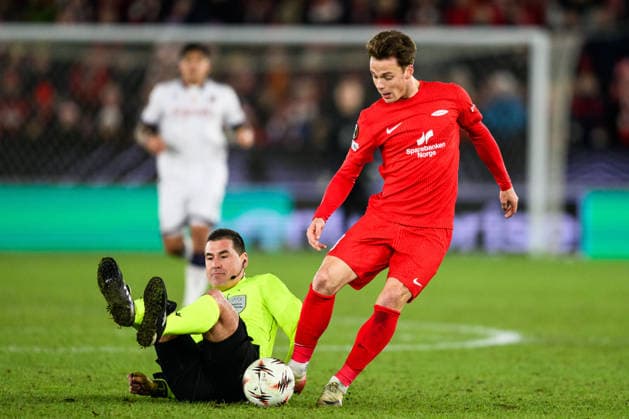 260219 Rade ObrenoviÄ, referee and Felix Horn Myhre of Brann during the UEFA Europa League football match between Brann and Bologna on February 19, 2026 in Bergen. Photo: Marius Simensen BILDBYRAN COP 238 MM0056 bbeng brann bologna football fotball fotboll soccer uefa europa league Copyright: MARIUSxSIMENSEN BB260219ZE027