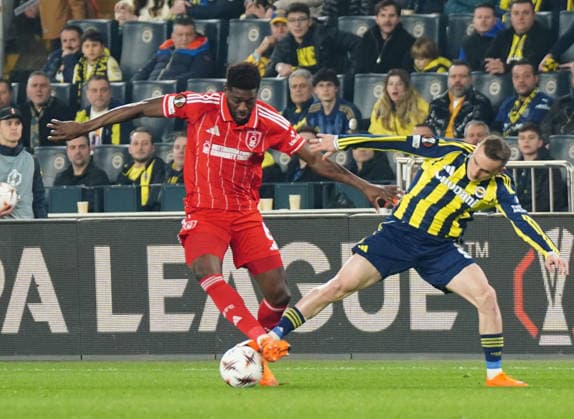 ISTANBUL, TURKEY - FEBRUARY 19: Kerem Akturkoglu of Fenerbahce SK and Ibrahim Sangare (6) of Nottingham Forest FC battle for the ball during the UEFA Europa League 2025 26 Knockout Play-off First Leg match between Fenerbahce SK and Nottingham Forest FC at Fenerbahce Chobani Stadium on February 19, 2026 in Istanbul, Turkey. Istanbul Turkey Copyright: xSeskimphotox FBahce-Notham-190226 (6)