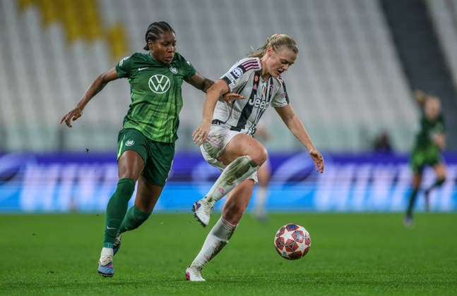 ITA, Wolfsburg, Juventus Turin vs VfL Wolfsburg, Women s Champions League, Fussball, UEFA, Spielzeit 2025 2026, Allianz Stadium, Playoffs, Rückspiel im Bild v.l.: Lineth Beerensteyn (VfL Wolfsburg Frauen 9), Mathilde Harviken (Juventus Turin Frauen 5), Zweikampf DFB DFL REGULATIONS PROHIBIT ANY USE OF PHOTOGRAPHS AS IMAGE SEQUENCES AND OR QUASI-VIDEO, 19.02.2026 Copyright: HMBxMedia HendrikxHamelau