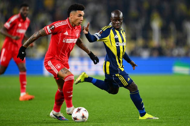 Fenerbahce v Nottingham Forest - UEFA Europa League ISTANBUL, TURKIYE - FEBRUARY 19: N Golo Kante (R) of Fenerbahce in action against Igor Jesus (L) of Nottingham Forest during first leg of the UEFA Europa League round of 16 play-off between Fenerbahce and Nottingham Forest at Chobani Stadium in Istanbul, Turkiye on February 19, 2026. Arif Hudaverdi Yaman Anadolu Istanbul Turkey. Editorial use only. Please get in touch for any other usage.  Copyright: x2026xAnadoluxArifxHudaverdixYamanx