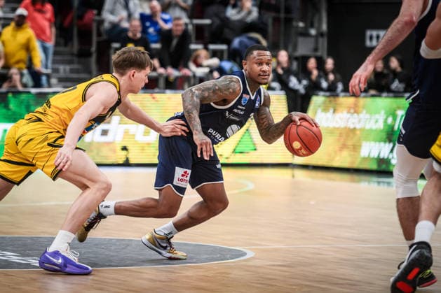 Charles Callison (Syntainics MBC, 23) verfolgt von Julis Baumer (MHP RIESEN Ludwigsburg, 37) GER, MHP Riesen Ludwigsburg vs. Syntainics MBC, Basketball Bundesliga, easycredit BBL, 21. Spieltag, Spielzeit 2025 2026, 19.02.2026 GER, MHP Riesen Ludwigsburg vs. Syntainics MBC, Basketball Bundesliga, easycredit BBL, 21. Spieltag, Spielzeit 2025 2026, 19.02.2026 Ludwigsburg Copyright: xSandyxDinkelackerx EP_SDR