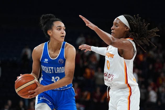 Galatasaray Cagdas Faktoring v Basket Landes - EuroLeague Women ISTANBUL, TURKIYE - FEBRUARY 19: Kamiah Smalls (R) of Galatasaray Cagdas Faktoring in action against Leila Lacan (L) of Basket Landes during EuroLeague Women semifinal play in basketball match between Galatasaray Cagdas Faktoring and Basket Landes at Sinan Erdem Dome in Istanbul, Turkiye on February 19, 2026. Adem Kutucu Anadolu Istanbul Turkey. Editorial use only. Please get in touch for any other usage.  Copyright: x2026xAnadoluxAdemxKutucux