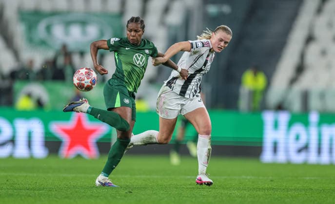 ITA, Wolfsburg, Juventus Turin vs VfL Wolfsburg, Women s Champions League, Fussball, UEFA, Spielzeit 2025 2026, Allianz Stadium, Playoffs, Rückspiel im Bild v.l.: Lineth Beerensteyn (VfL Wolfsburg Frauen 9), Mathilde Harviken (Juventus Turin Frauen 5) DFB DFL REGULATIONS PROHIBIT ANY USE OF PHOTOGRAPHS AS IMAGE SEQUENCES AND OR QUASI-VIDEO, 19.02.2026 Copyright: HMBxMedia HendrikxHamelau