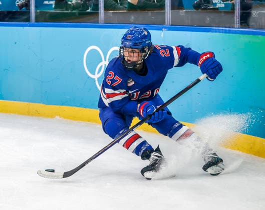 United States Taylor Heise (27) controls the puck in the first period of the Women s Hockey Gold Medal Game between Canada and the USA at the Milano Santagiulia Ice hockey, Eishockey Arena in Milan, Italy, on Thursday, February 19, 2026.  OLY20260219312 AARONxJOSEFCZYK