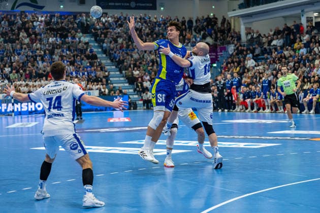 Daikin Handball Bundesliga, VfL Gummersbach - THSV Eisenach, 19.02.2026 Vincent Büchner (ThSV Eisenach, 74), Julian Köster (VfL Gummersbach, 7), Peter Walz (ThSV Eisenach, 14), ; Daikin Handball Bundesliga, VfL Gummersbach - THSV Eisenach, 19.02.2026 Copyright: xBEAUTIFULxSPORTS Erlhofx