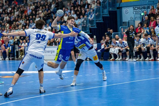 Daikin Handball Bundesliga, VfL Gummersbach - THSV Eisenach, 19.02.2026 Tillman Leu (ThSV Eisenach, 99), Ludvig Hallbäck (VfL Gummersbach, 20), beim Torwurf.; Daikin Handball Bundesliga, VfL Gummersbach - THSV Eisenach, 19.02.2026 Copyright: xBEAUTIFULxSPORTS Erlhofx