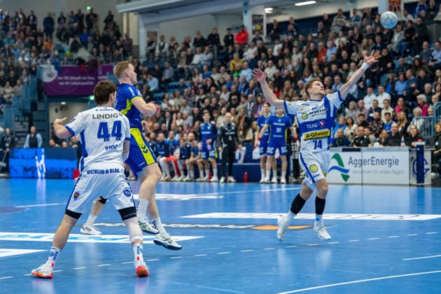 Daikin Handball Bundesliga, VfL Gummersbach - THSV Eisenach, 19.02.2026 Stephan Seitz (ThSV Eisenach, 44), Ellidi Vidarsson (VfL Gummersbach, 4), Vincent Büchner (ThSV Eisenach, 74), ; Daikin Handball Bundesliga, VfL Gummersbach - THSV Eisenach, 19.02.2026 Copyright: xBEAUTIFULxSPORTS Erlhofx