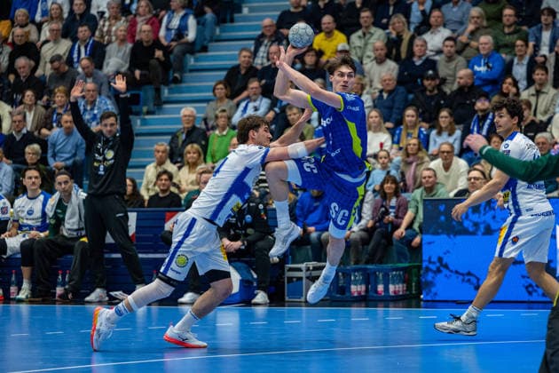 Daikin Handball Bundesliga, VfL Gummersbach - THSV Eisenach, 19.02.2026 Peter Walz (ThSV Eisenach, 14), Miro Schluroff (VfL Gummersbach, 15), ; Daikin Handball Bundesliga, VfL Gummersbach - THSV Eisenach, 19.02.2026 Copyright: xBEAUTIFULxSPORTS Erlhofx
