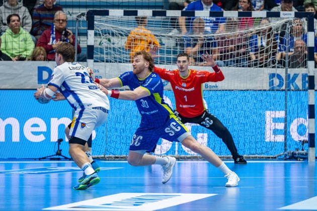 Daikin Handball Bundesliga, VfL Gummersbach - THSV Eisenach, 19.02.2026 Felix Aellen (ThSV Eisenach, 22), Tom Kiesler (VfL Gummersbach, 30), Dominik Kuzmanovi? (VfL Gummersbach, 1), ; Daikin Handball Bundesliga, VfL Gummersbach - THSV Eisenach, 19.02.2026 Copyright: xBEAUTIFULxSPORTS Erlhofx