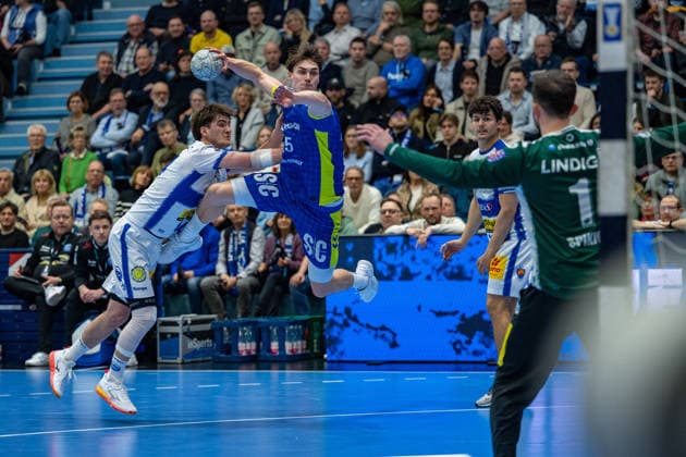 Daikin Handball Bundesliga, VfL Gummersbach - THSV Eisenach, 19.02.2026 Peter Walz (ThSV Eisenach, 14), Miro Schluroff (VfL Gummersbach, 15), Matija äpiki? (ThSV Eisenach, 1), ; Daikin Handball Bundesliga, VfL Gummersbach - THSV Eisenach, 19.02.2026 Copyright: xBEAUTIFULxSPORTS Erlhofx