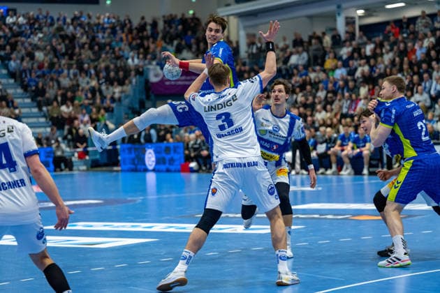 Daikin Handball Bundesliga, VfL Gummersbach - THSV Eisenach, 19.02.2026 Julian Köster (VfL Gummersbach, 7), Oskar Joelsson (ThSV Eisenach, 3), ; Daikin Handball Bundesliga, VfL Gummersbach - THSV Eisenach, 19.02.2026 Copyright: xBEAUTIFULxSPORTS Erlhofx