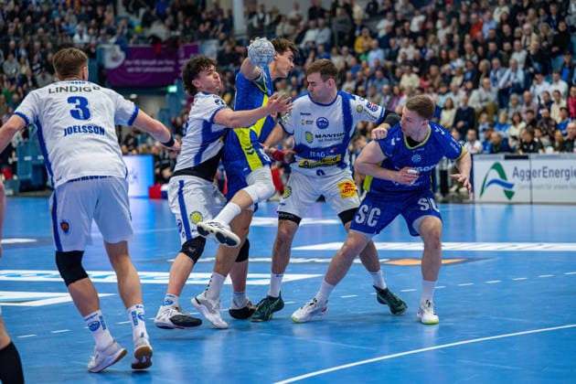 Daikin Handball Bundesliga, VfL Gummersbach - THSV Eisenach, 19.02.2026 Oskar Joelsson (ThSV Eisenach, 3), Tillman Leu (ThSV Eisenach, 99), Julian Köster (VfL Gummersbach, 7), Kristjan Horžen (VfL Gummersbach, 27), ; Daikin Handball Bundesliga, VfL Gummersbach - THSV Eisenach, 19.02.2026 Copyright: xBEAUTIFULxSPORTS Erlhofx