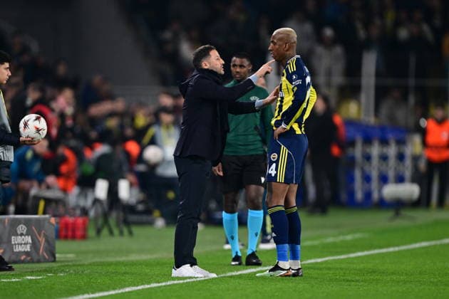 Fenerbahce v Nottingham Forest - UEFA Europa League ISTANBUL, TURKIYE - FEBRUARY 19: Anderson Talisca (R) of Fenerbahce receive tactics from head coach Domenico Tedesco during first leg of the UEFA Europa League round of 16 play-off football match between Fenerbahce and Nottingham Forest at Chobani Stadium in Istanbul, Turkiye on February 19, 2026. Oguz Yeter Anadolu Istanbul Turkey. Editorial use only. Please get in touch for any other usage.  Copyright: x2026xAnadoluxOguzxYeterx
