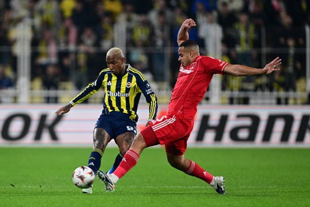 Fenerbahce v Nottingham Forest - UEFA Europa League ISTANBUL, TURKIYE - FEBRUARY 19: Anderson Talisca (L) of Fenerbahce in action against Murillo (R) of Nottingham Forest during first leg of the UEFA Europa League round of 16 play-off football match between Fenerbahce and Nottingham Forest at Chobani Stadium in Istanbul, Turkiye on February 19, 2026. Oguz Yeter Anadolu Istanbul Turkey. Editorial use only. Please get in touch for any other usage.  Copyright: x2026xAnadoluxOguzxYeterx