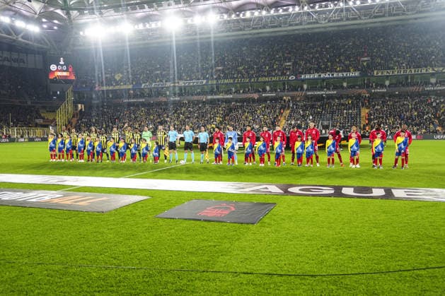 Fenerbahce v Nottingham Forest - UEFA Europa League ISTANBUL, TURKIYE - FEBRUARY 19: Players line up at the pitch ahead of the first leg of the UEFA Europa League round of 16 play-off between Fenerbahce and Nottingham Forest at Chobani Stadium on February 19, 2026, in Istanbul, Turkiye. Agit Erdi Ulukaya Anadolu Istanbul Turkey. Editorial use only. Please get in touch for any other usage.  Copyright: x2026xAnadoluxAgitxErdixUlukayax