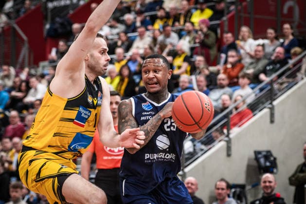Charles Callison (Syntainics MBC, 23) vs. Jonas Wohlfarth-Bottermann (MHP RIESEN Ludwigsburg, 18) GER, MHP Riesen Ludwigsburg vs. Syntainics MBC, Basketball Bundesliga, easycredit BBL, 21. Spieltag, Spielzeit 2025 2026, 19.02.2026 GER, MHP Riesen Ludwigsburg vs. Syntainics MBC, Basketball Bundesliga, easycredit BBL, 21. Spieltag, Spielzeit 2025 2026, 19.02.2026 Ludwigsburg Copyright: xSandyxDinkelackerx EP_SDR