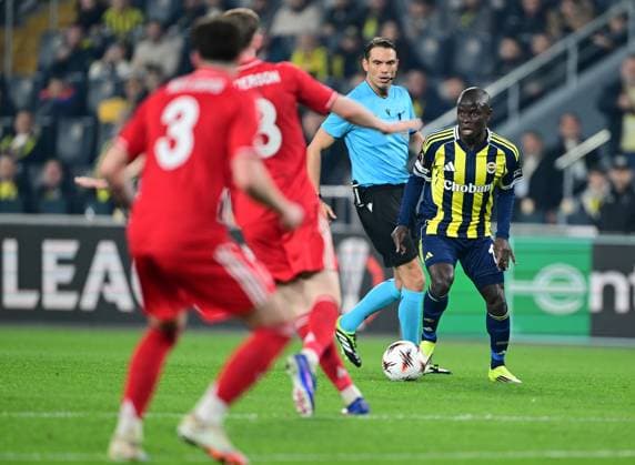Fenerbahce v Nottingham Forest - UEFA Europa League ISTANBUL, TURKIYE - FEBRUARY 19: N Golo Kante (R) of Fenerbahce in action during the first leg of the UEFA Europa League round of 16 play-off football match between Fenerbahce and Nottingham Forest at Chobani Stadium in Istanbul, Turkiye on February 19, 2026. Oguz Yeter Anadolu Istanbul Turkey. Editorial use only. Please get in touch for any other usage.  Copyright: x2026xAnadoluxOguzxYeterx