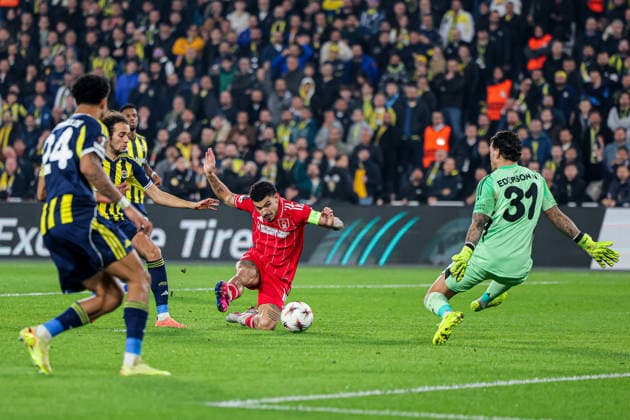 2026-02-19 Fenerbahce SK v Nottingham Forest FC - UEFA Europa League 2025 26 Knockout Play-off First Leg ISTANBUL, TURKEY - FEBRUARY 19: Morgan Gibbs-White of Nottingham Forest FC scores the third goal during the UEFA Europa League 2025 26 Knockout Play-off First Leg match between Fenerbahce SK and Nottingham Forest FC at Ulker Sukru Saracoglu Stadium on February 19, 2026 in Istanbul, Turkey. (Photo by BSR Agency) Istanbul Turkey Content not available for redistribution in The Netherlands directly or indirectly through any third parties. Copyright: xBSRxAgencyx