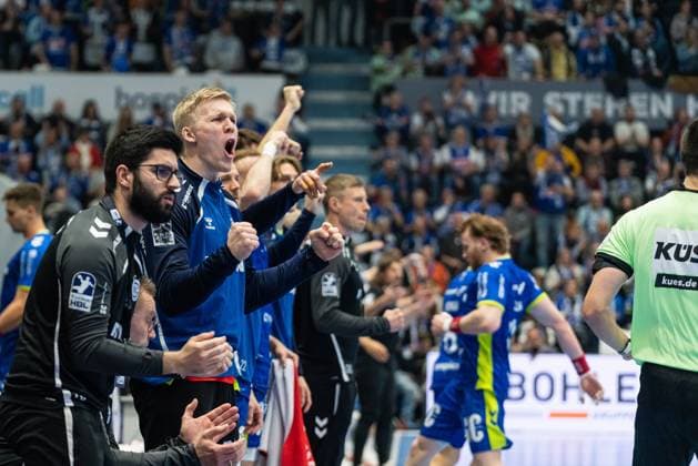 Szene mit Bertram Obling (16; VfL Gummersbach) und Gudjon Valur Sigurdsson (900; VfL Gummersbach) in der Partie zwischen Vfl Gummersbach und ThSV Eisenach am 22. Spieltag in der DAIKIN HBL. Szene mit Bertram Obling (16; VfL Gummersbach) und Gudjon Valur Sigurdsson (900; VfL Gummersbach)